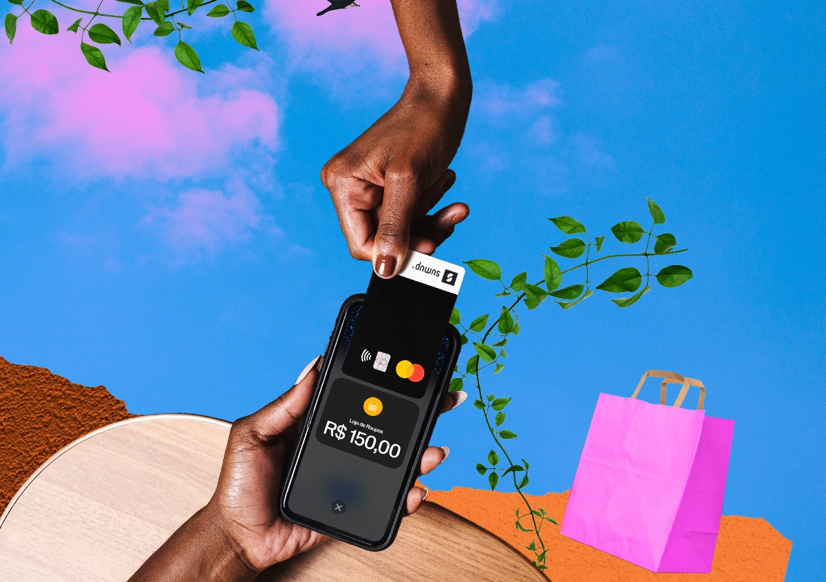 Cliente aproximando um cartão Mastercard do celular para pagar com Tap to Pay (imagem meramente ilustrativa)
